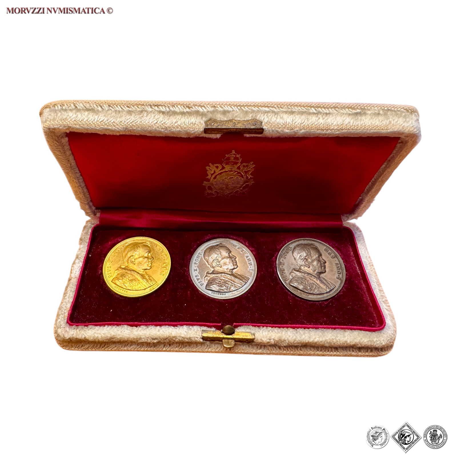 Stato Pontificio, PIO X, Sarto, TRITTICO di 3 MEDAGLIE IN BRONZO (anche ARGENTATO e DORATO), Mnemosynon A. I, ANNO I, Opus Stefano Johnson, FDC, (R), (Cusumano-Modesti 23) / medaglie papali pontificie rare da collezione | Moruzzi Numismatica