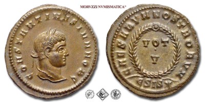 COSTANTINO II, PICCOLO BRONZO, 320 d.C., CAESARVM NOSTRORVM / VOT V / ESIS stella corona di foglie di alloro, Zecca di Siscia, qFDC, (RIC 157) / monete romane imperiali antiche (moneta romana imperiale antica - Impero Romano) | Moruzzi Numismatica